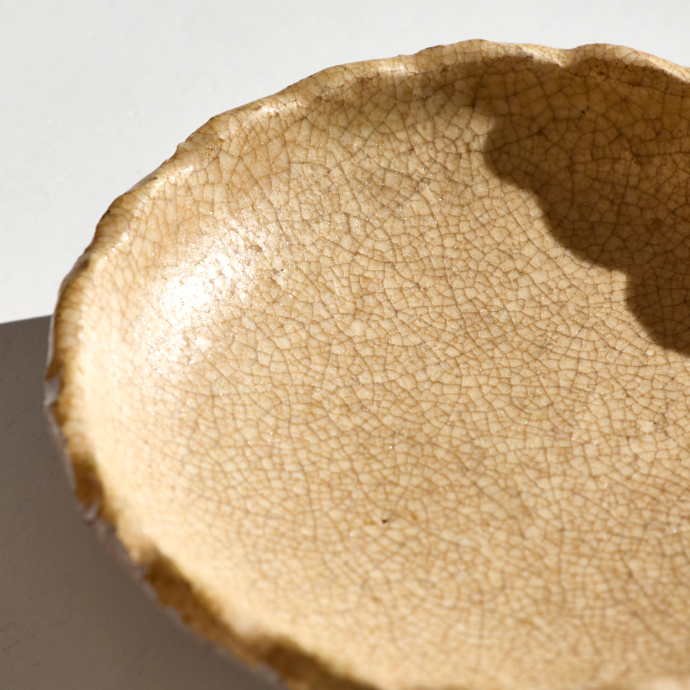 34 灰釉波縁4寸皿