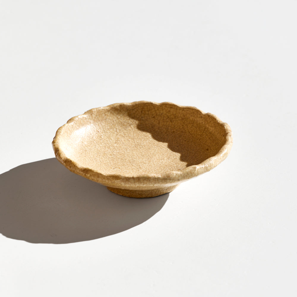 34 灰釉波縁4寸皿