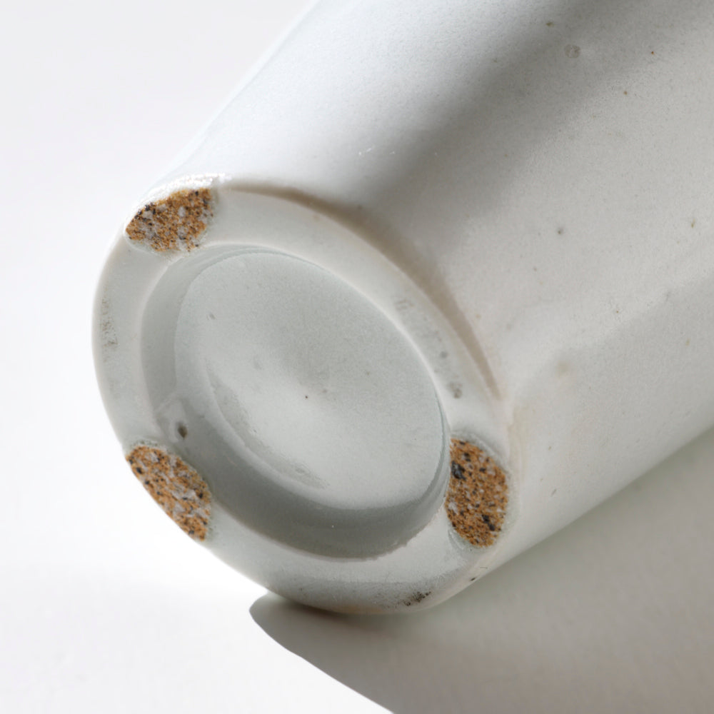 14 白磁片手付花入