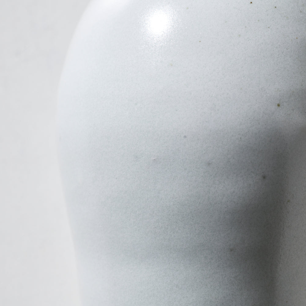 14 白磁片手付花入