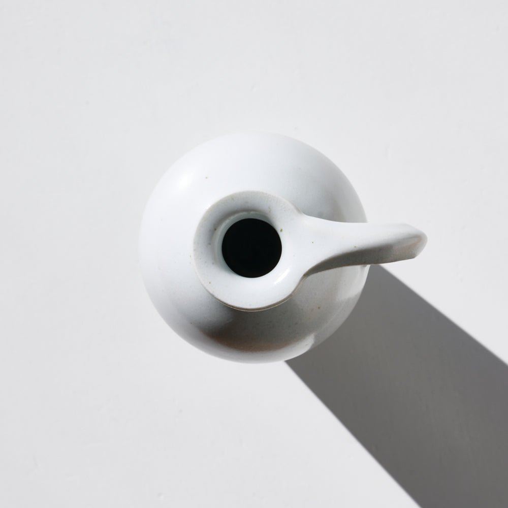 14 白磁片手付花入