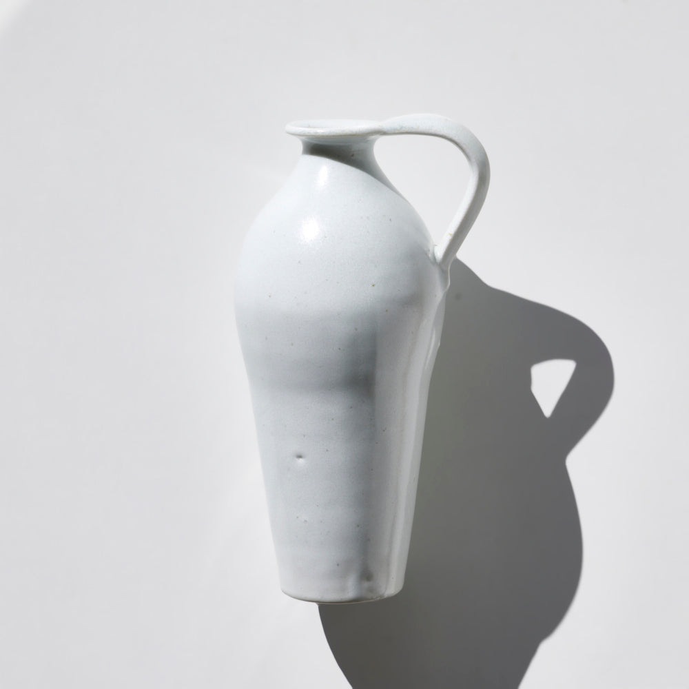 14 白磁片手付花入