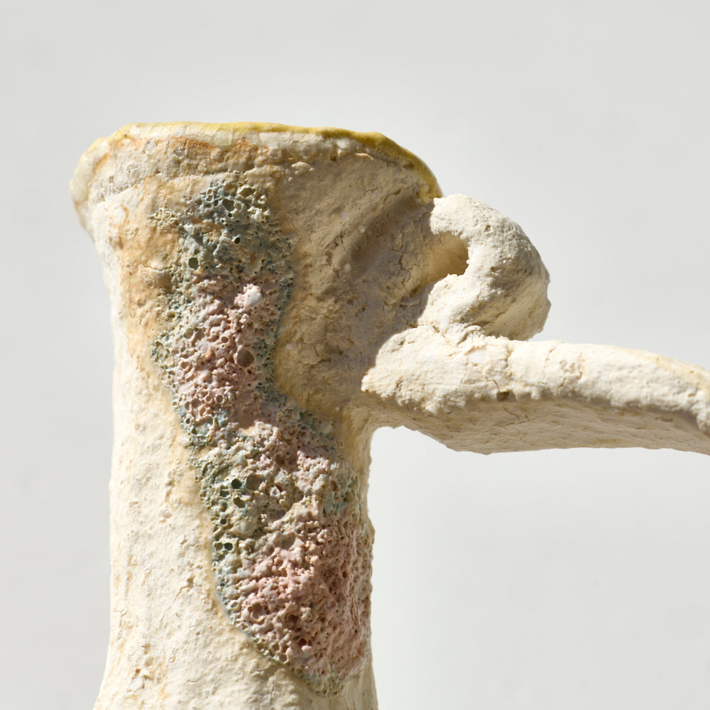 86 土化粧片手付高台花入(白)