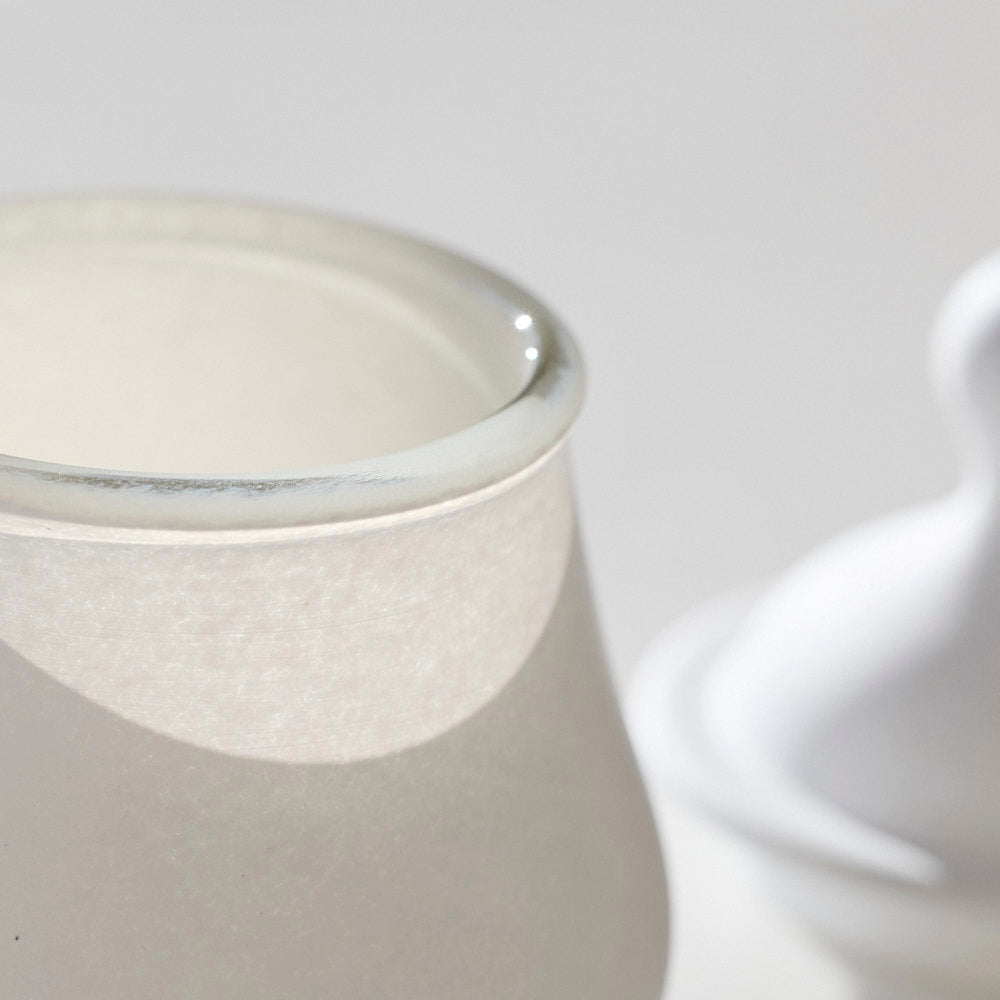 48 白のうつわ 蓋物(玉取手)