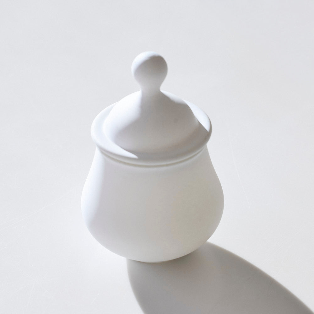 48 白のうつわ 蓋物(玉取手)