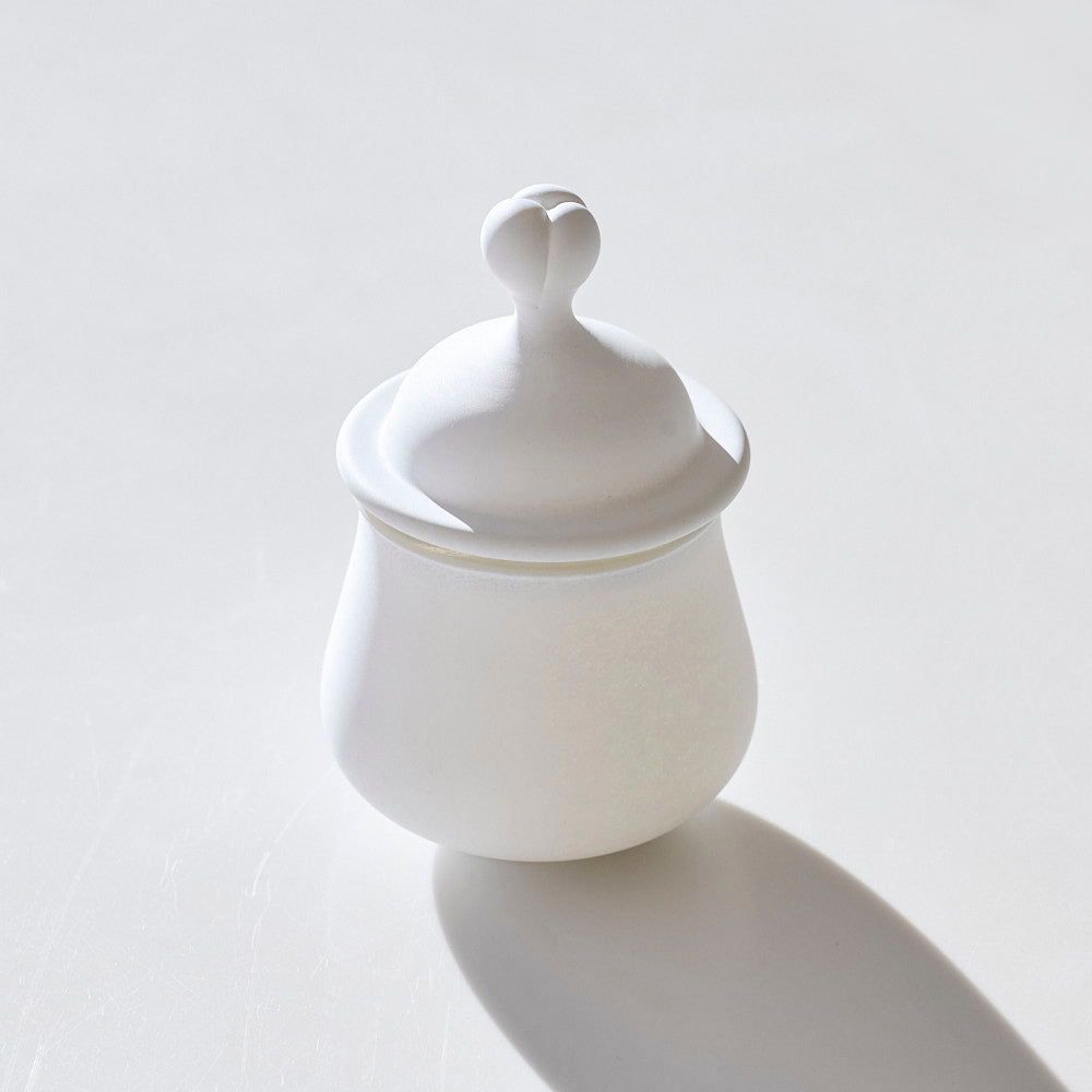 49 白のうつわ 蓋物(蕾取手)