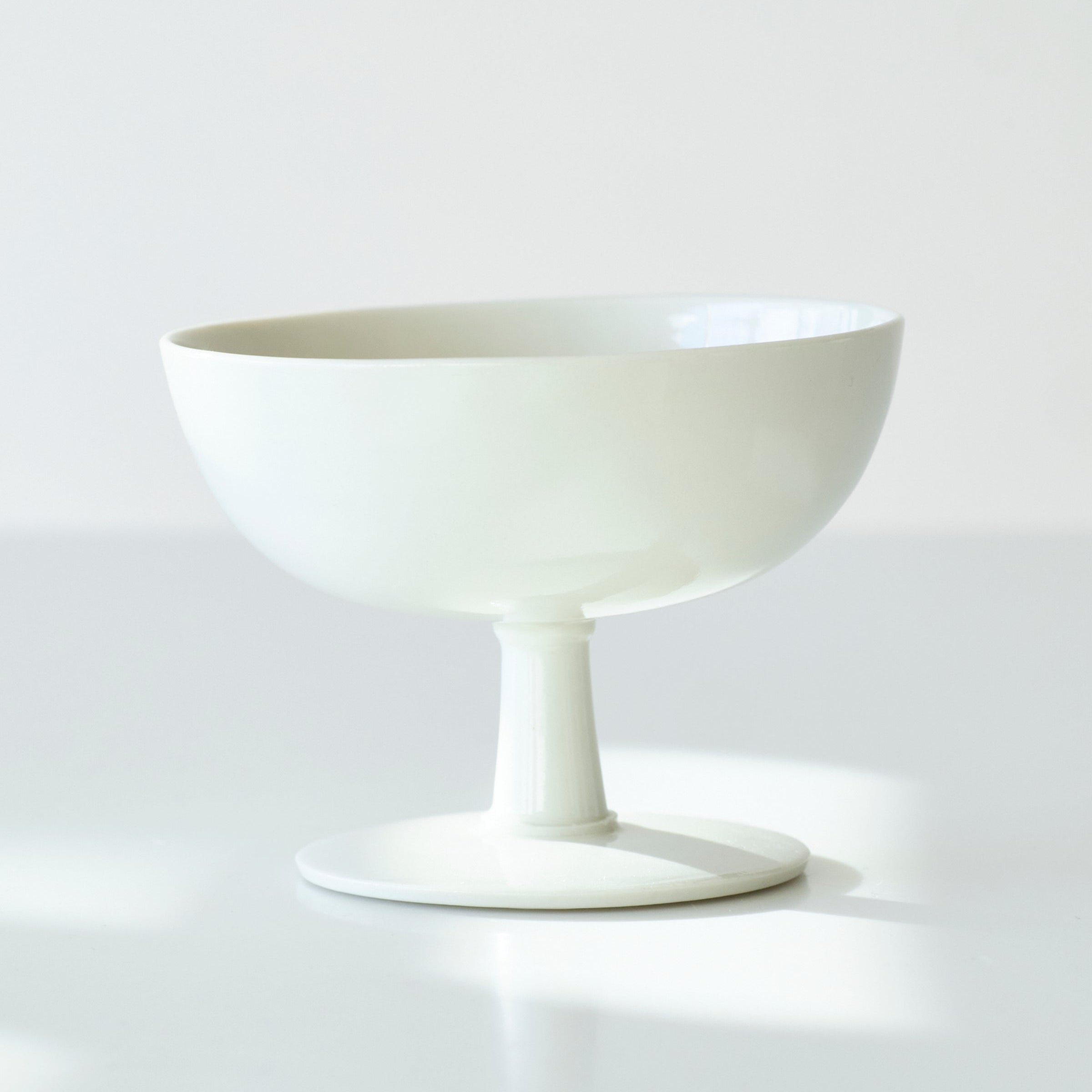 12个茶杯和碟子