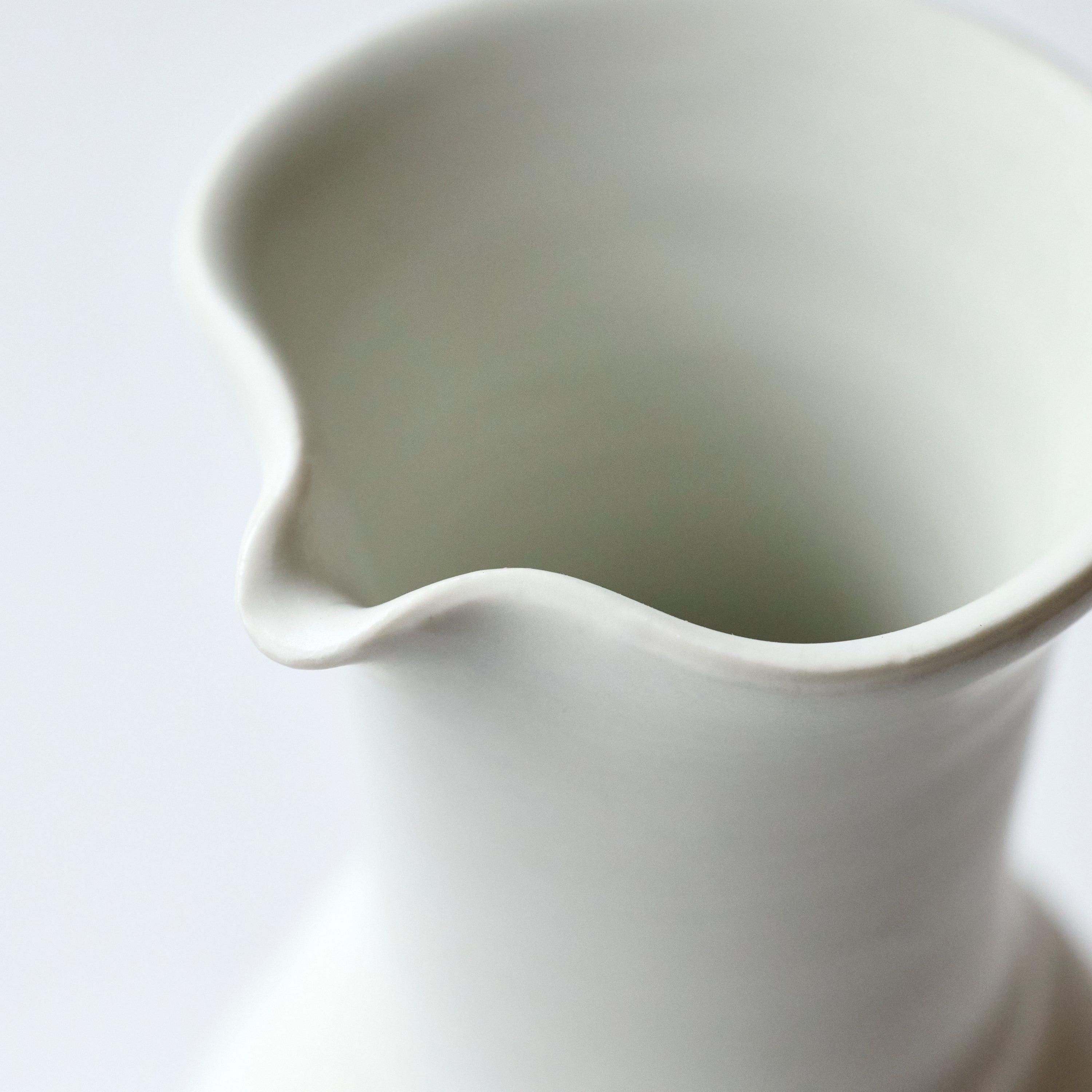 81 白磁広口茶海